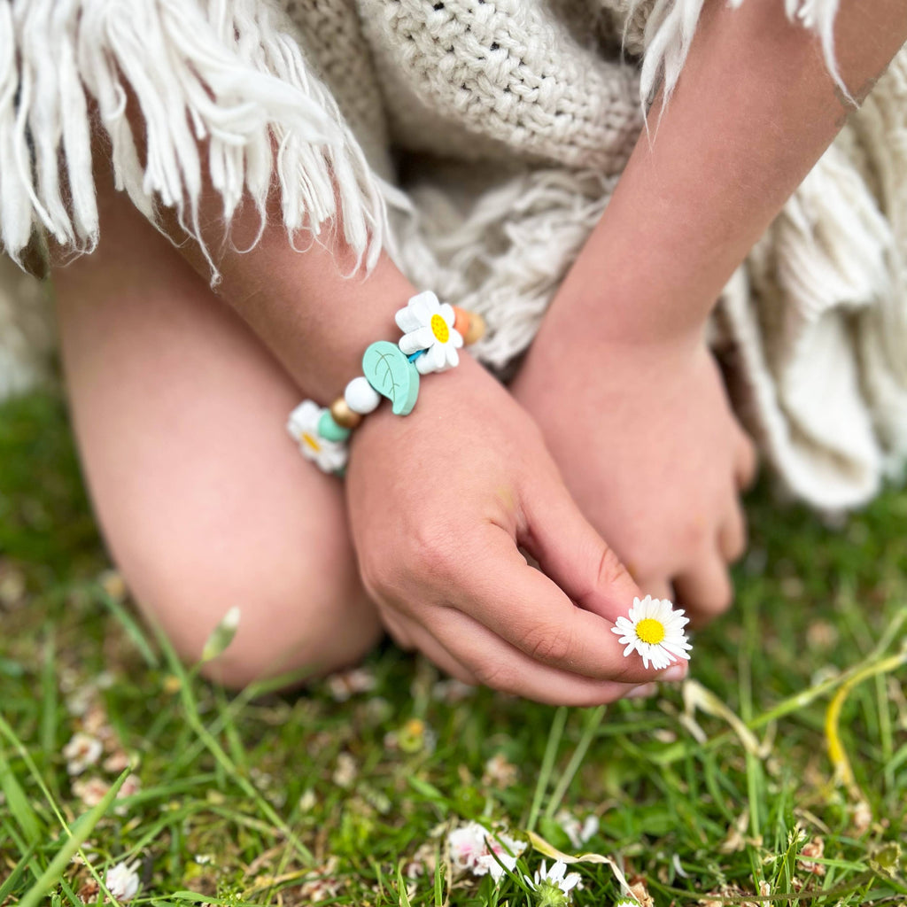 Make Your Own Daisy Chain Bracelet