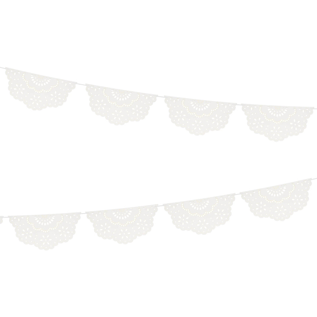 meri-meri-party-broderie-anglaise-lace-white-pennant-garland-close-up