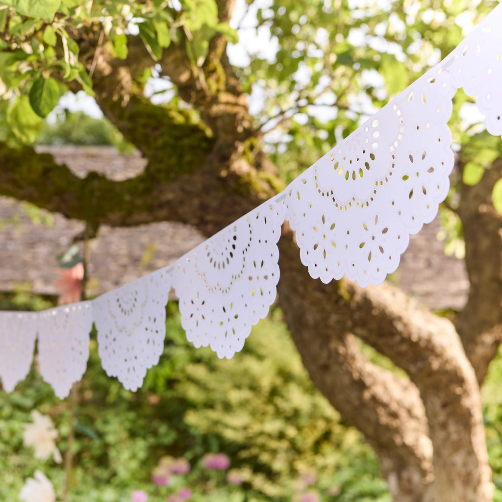 meri-meri-party-broderie-anglaise-lace-white-pennant-garland-outside