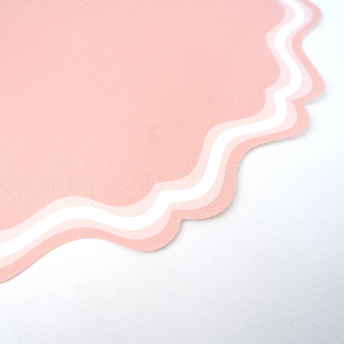 pink-fancy-scallop-paper-placemats-close-up